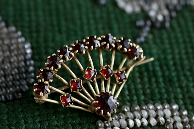 ガーネットペースト　奥義のブローチ　アンティークジュエリー　ヴィンテージアクセサリー　ボヘミア　アンティークストリュフ 20251211