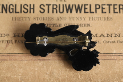 プレスドホーンブローチ　薔薇を持つ手　イギリス　アンティークストリュフ