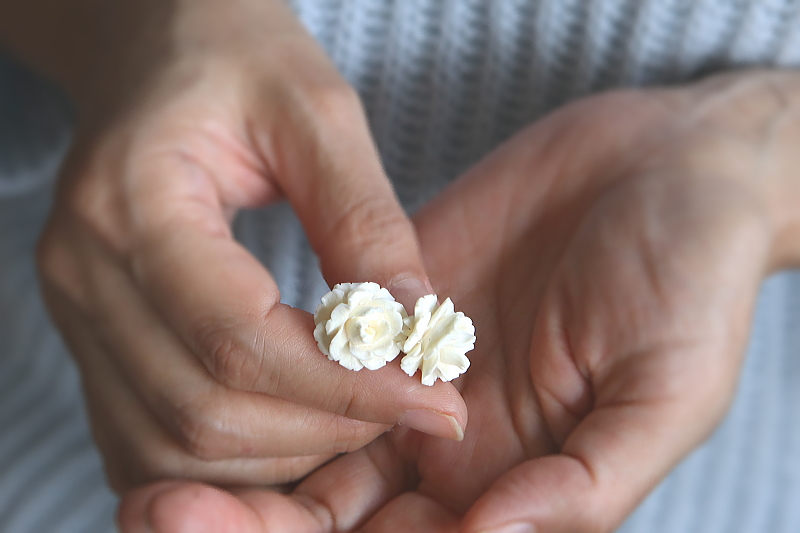 アイボリーローズイヤリング　象牙　薔薇　ヨーロッパ　アンティークストリュフ