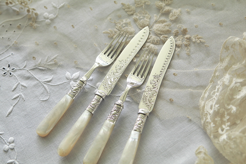 ハンドエングレーヴィングのデザートナイフ＆フォーク　イギリス　アンティークストリュフ