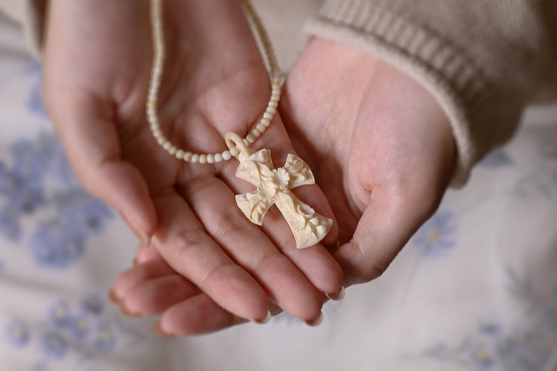 アイボリーフラワークロスペンダント　花十字　フランス アンティークストリュフ