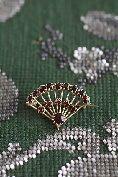 ガーネットペースト　奥義のブローチ　アンティークジュエリー　ヴィンテージアクセサリー　ボヘミア　アンティークストリュフ 20251211