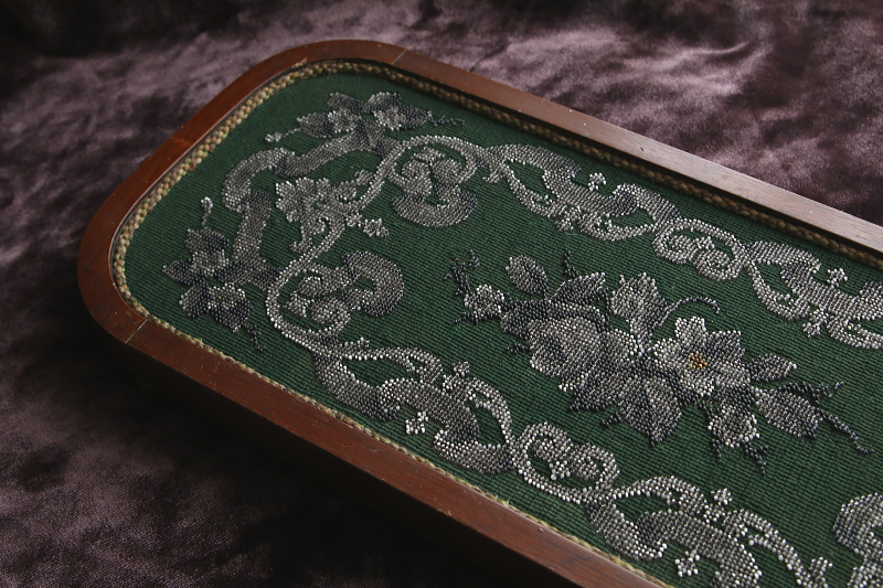 ビーズワークと刺繍の木製ステージ　フランス アンティークストリュフ