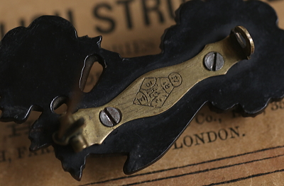 プレスドホーンブローチ　薔薇を持つ手　イギリス　アンティークストリュフ