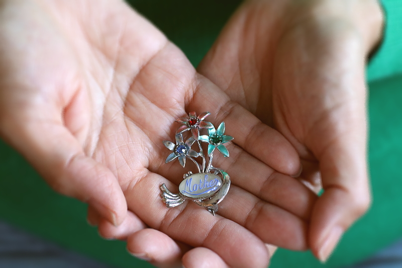 ヴィンテージスーベニール　マザーブローチ　イギリス アンティークストリュフ