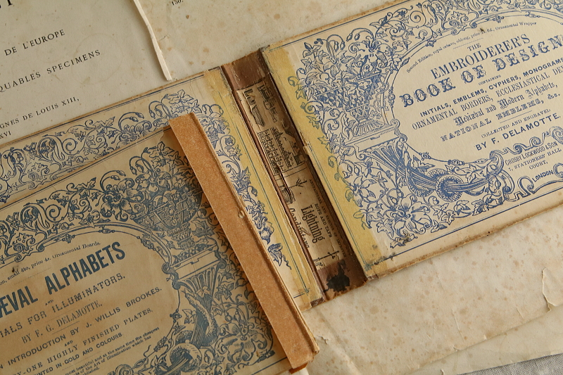 アルファベットの図案集　the book ornamental alphabets イギリス アンティークストリュフ