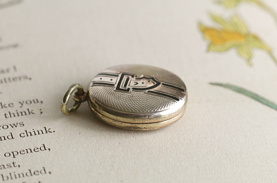 ブラックエナメル　スーベニールロケットペンダント  アンティークジュエリー　ヴィンテージアクセサリー　イギリス　フランス　ヨーロッパ　アンティークストリュフ