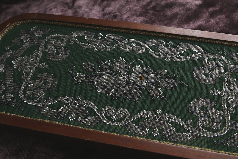 ビーズワークと刺繍の木製ステージ　フランス アンティークストリュフ