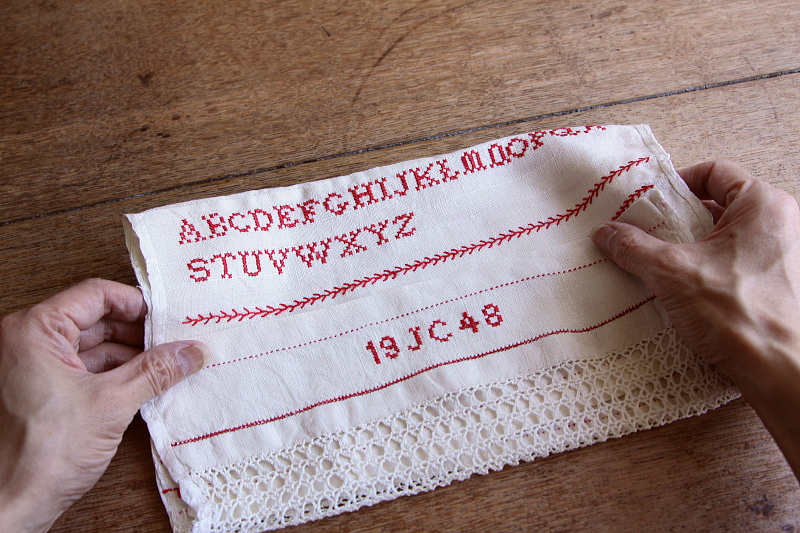 刺繍のリネンサンプラー　イギリス　アンティークストリュフ